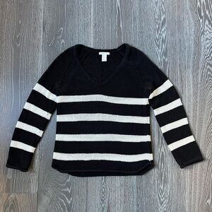 H&M long sleeve V-neck raglan sleeve black & white stripe sweater. Women’s XS